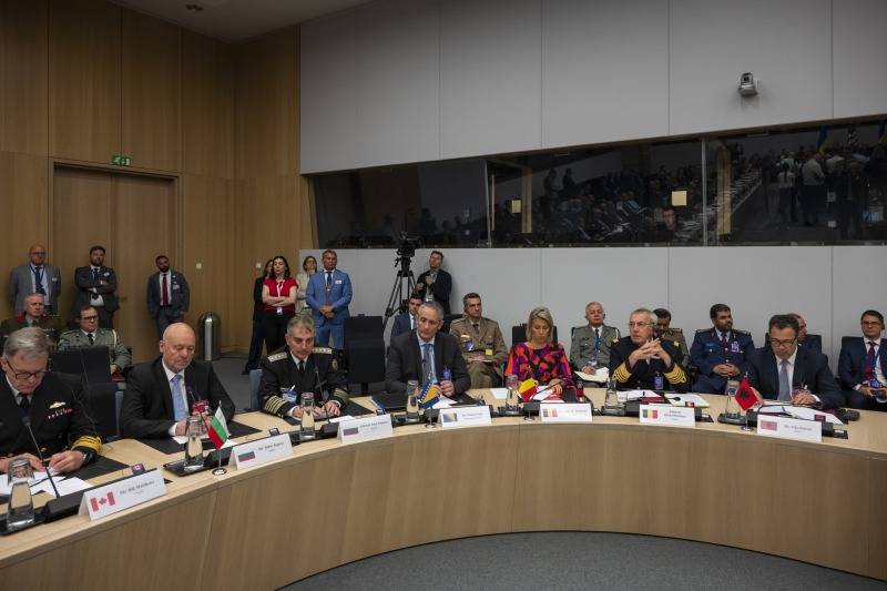  Проф. Тагарев на срещата на НАТО (вторият отляво надясно) 